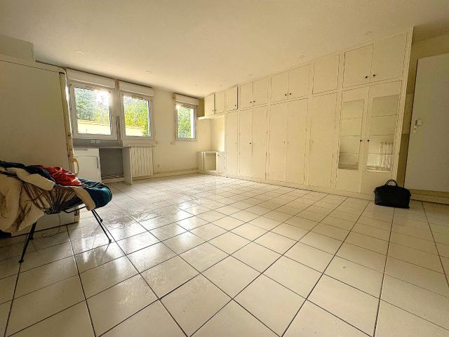 Studio de belle surface au calme sans vis à vis proche Mairie et Gare RER B