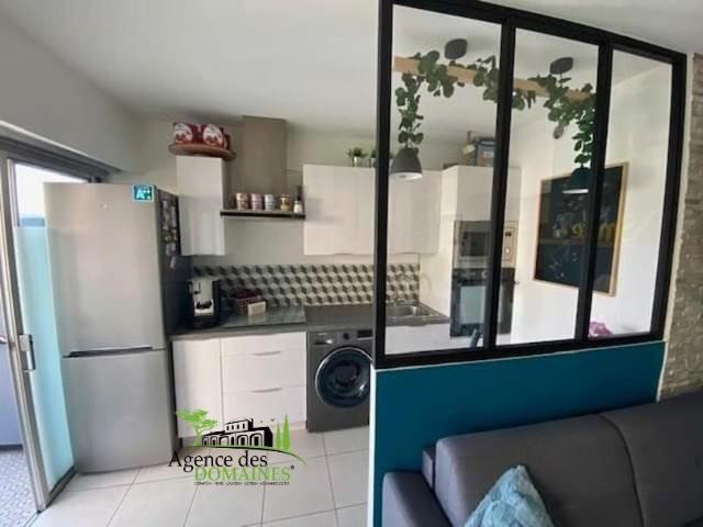 Studio dernier étage dans un immeuble face au bord de mer, surfa