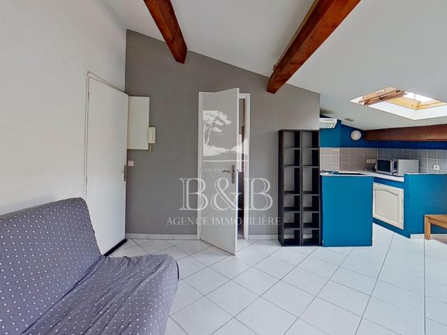 STUDIO DERNIER ETAGE FREJUS CENTRE