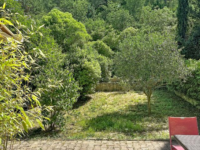 STUDIO entièrement meublé avec jardin et parking