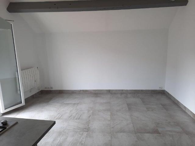 Studio entièrement rénové avec balcon et parking