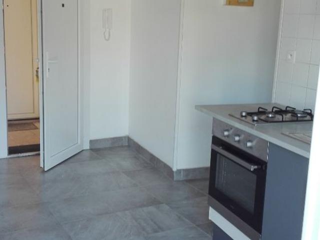 Studio entièrement rénové avec balcon et parking