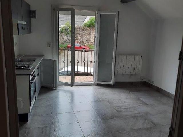 Studio entièrement rénové avec balcon et parking
