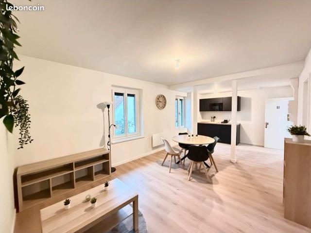 Studio entièrement rénové loué et meublé 6 600/an