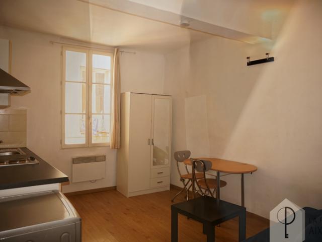 Studio en 2ème étage rue de la Verrerie