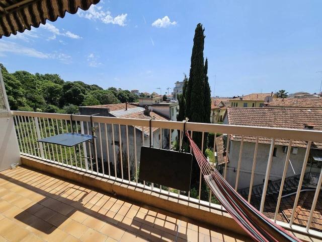Studio en dernier étage avec terrasse – Quartier Cessole