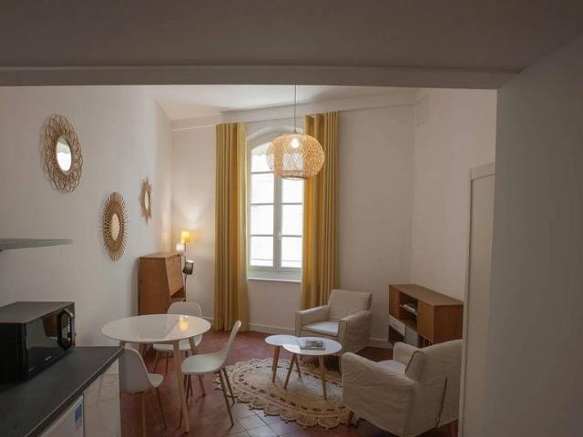Studio en duplex aux pieds des arènes