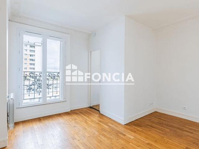 Studio en étage élevé