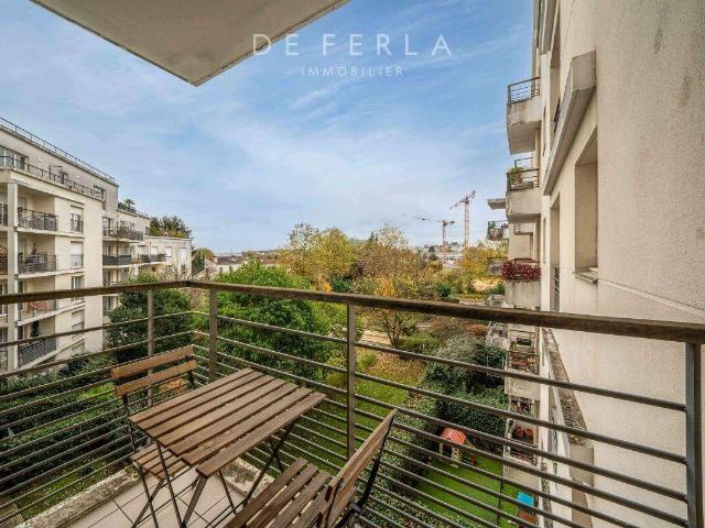 Studio en étage élevé avec balcon Le Plessis Robinson
