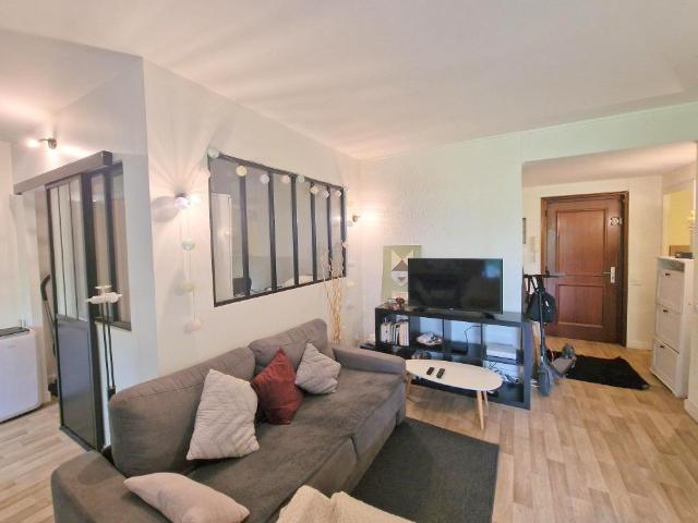 Studio en RDC 5mn a pied de saxe gambetta au coeur d'un parc verdoyant Dispo fin juin !