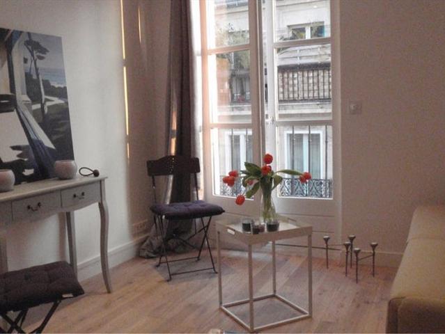 studio ensoleillé avec balcon centre Paris