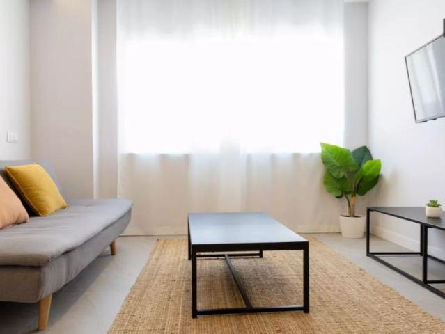 Studio for rent in Cuatro Caminos, bills included