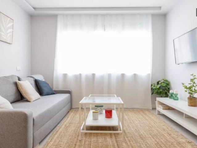 Studio for rent in Cuatro Caminos, bills included