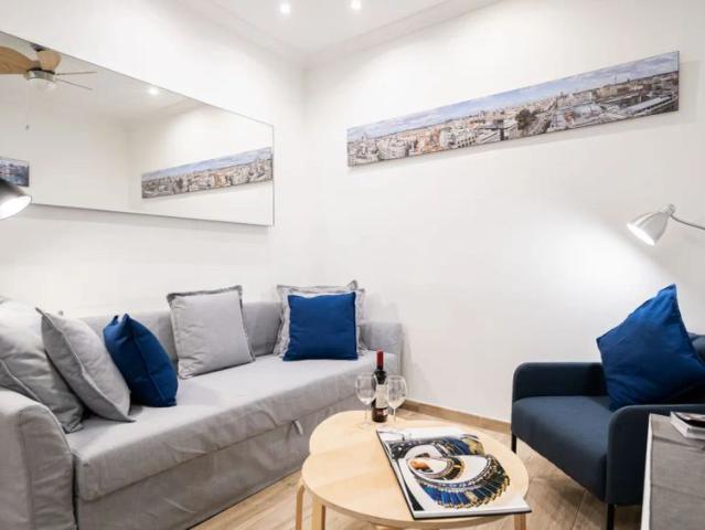 Studio for rent in Embajadores, bills included