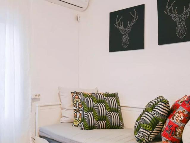 Studio for rent in Embajadores with all bills included, perfect for professionals and students