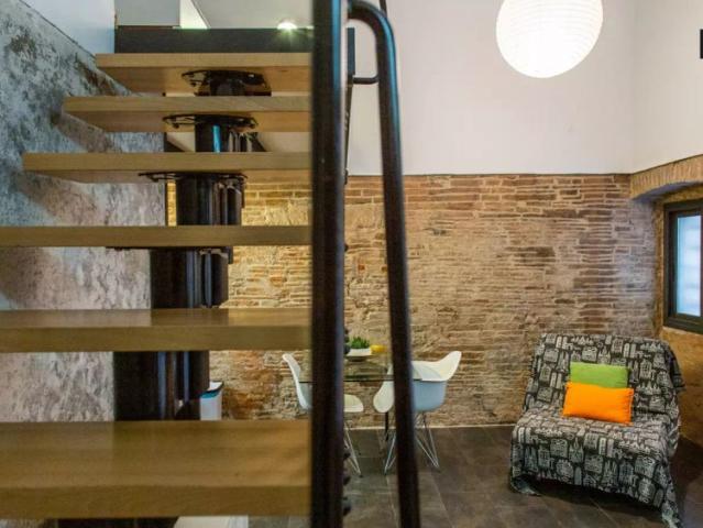Studio for rent in El Raval, only males, professionals only