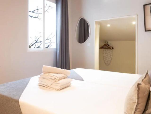 Studio for rent in Sol, Madrid with professional and couple allowance
