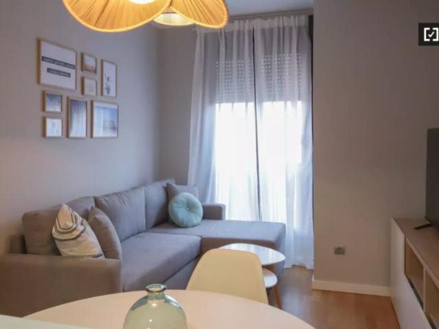 Studio for rent in Rejas, bills included