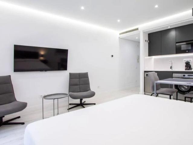 Studio for rent in Universidad, Madrid, bills included