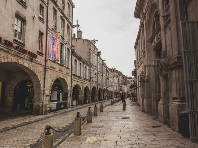 Studio hyper centre La Rochelle proche commerces et bus