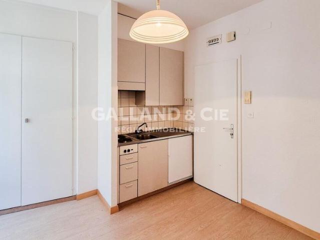 Studio in downtown Lausanne Women only