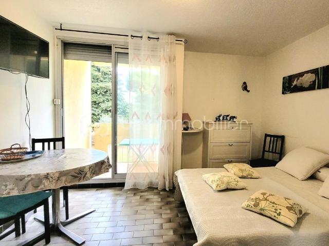 Studio idéalement situé, à deux des termes et vu sur le parc Charles De Gaulles, pour un investissement serein
