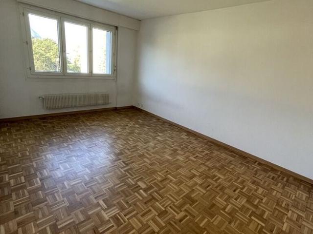Studio on the 2nd floor available immediately