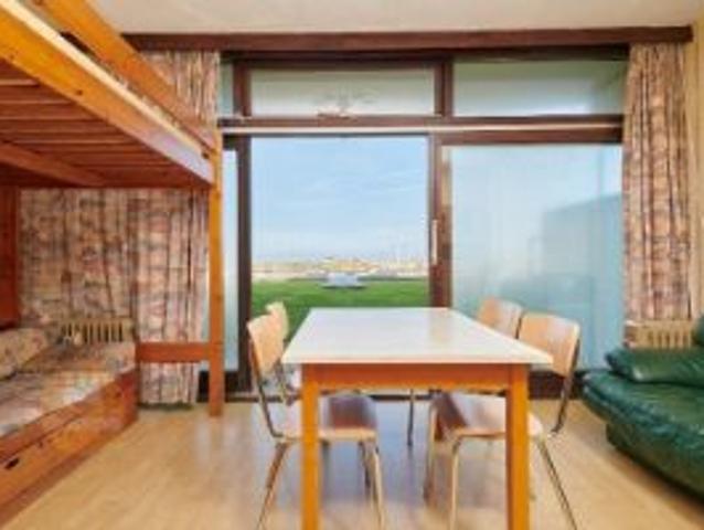STUDIO OP HET GELIJKVLOERS OP ENKELE PASSEN VAN HET STRAND
