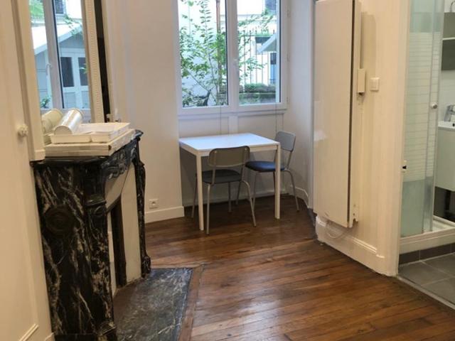 Studio loué meublé rue de Prony PARIS 17EME