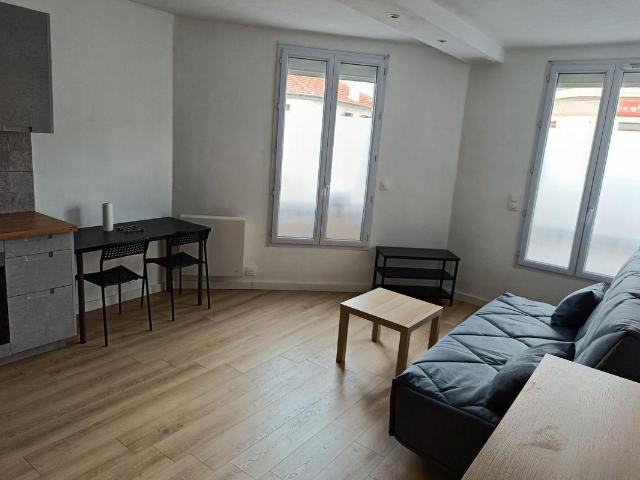 Studio lumineux 30m² tout équipé métro Robespierre