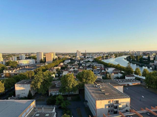 Studio lumineux 31m² vue dégagée, parking et cave