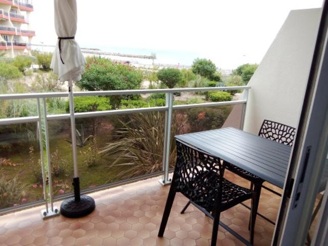 Studio lumineux avec terrasse face mer