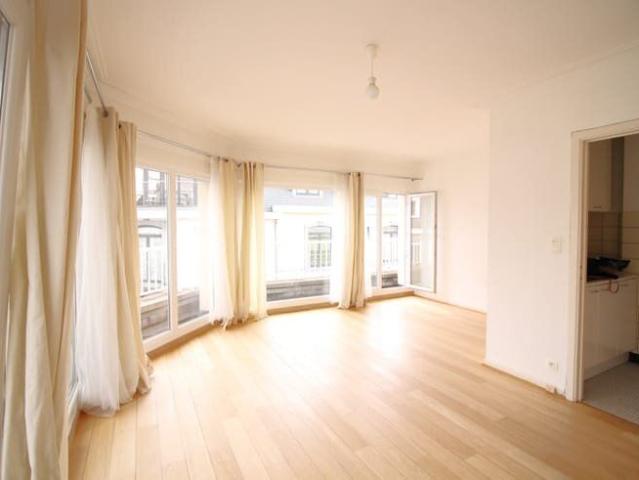 Studio lumineux avec balcon