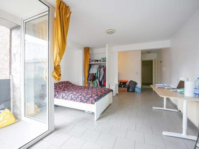 Studio lumineux avec balcon