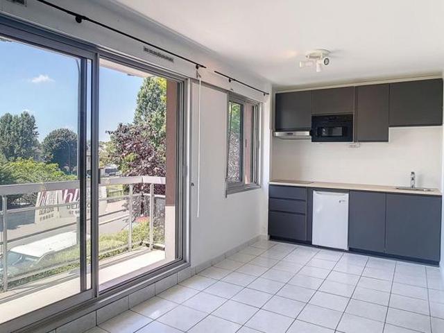 Studio lumineux de 25 m² avec balcon et parking — Vincennes