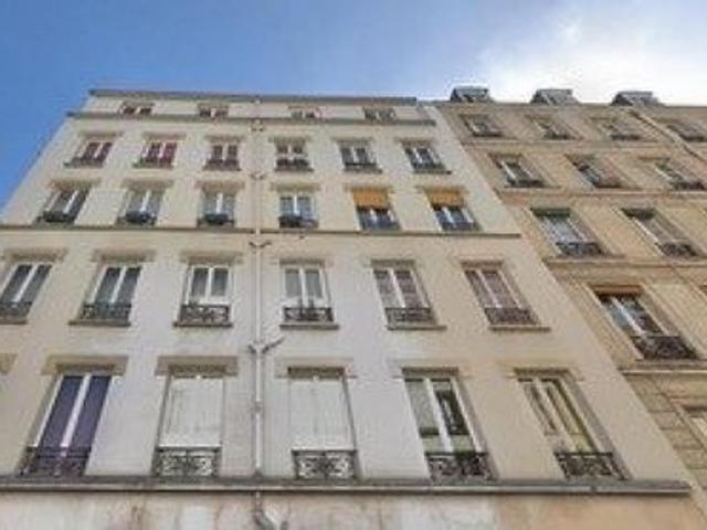 Studio lumineux dernier étage Paris 11e