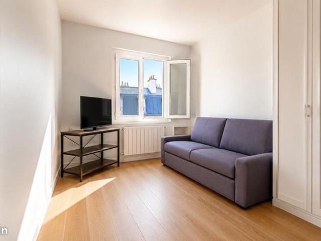 Studio lumineux en étage élevé avec vue dégagée sur les toits de Paris