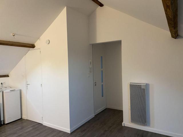 Studio lumineux sous les toits