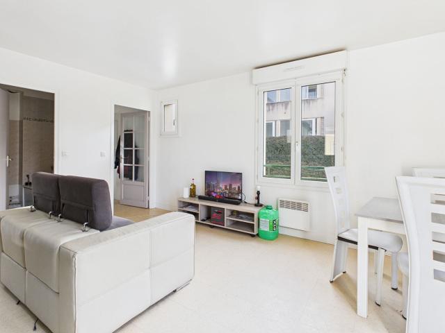 STUDIO LUMINEUX PROCHE CENTRE VILLE