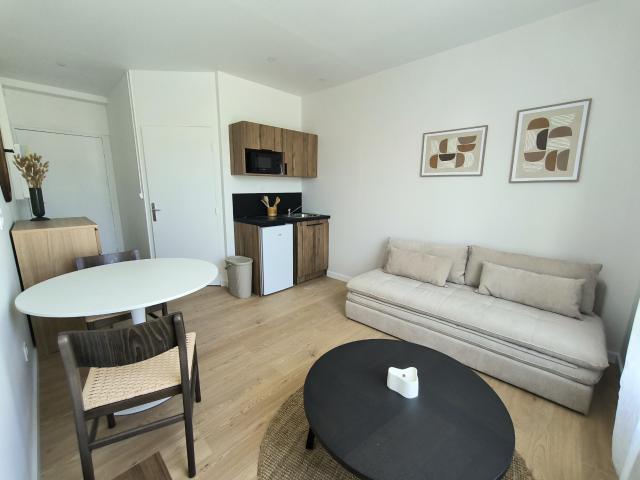 Studio moderne meuble entièrement neuf