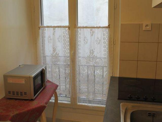 Studio métro place de Clichy Paris 75017