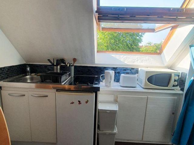 Studio meublé Métro7, L. Aragon