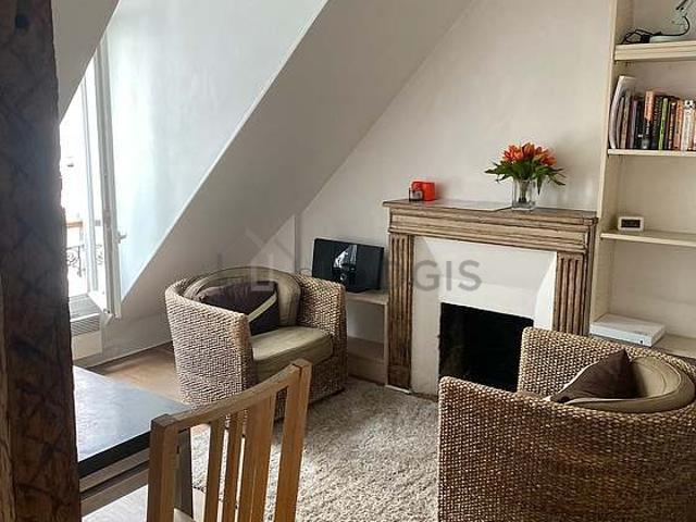 Studio meublé avec ascenseur et cheminée Rue du Bac Paris 7°