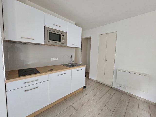 Studio meublé avec balcon – Disponible de su