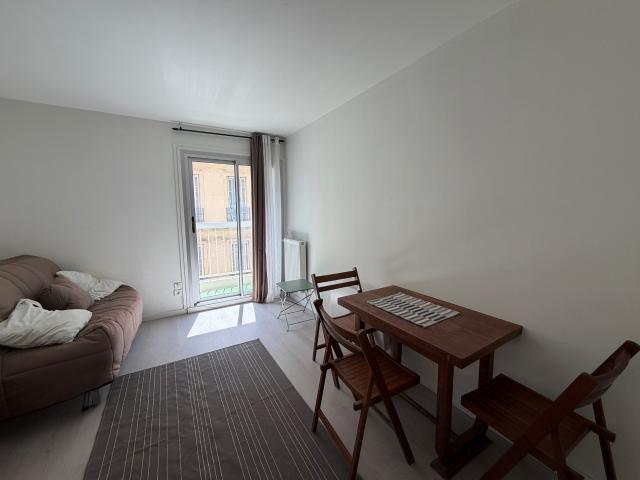 Studio meublé avec balcon en haute ville !