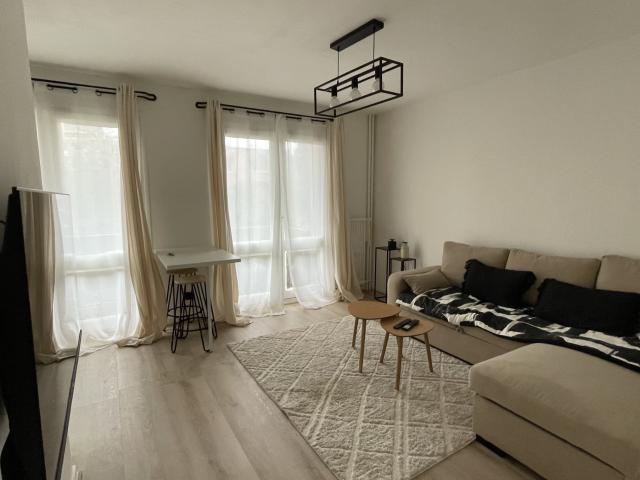 STUDIO MEUBLE AVEC BALCON PROCHE COURS FAURIEL