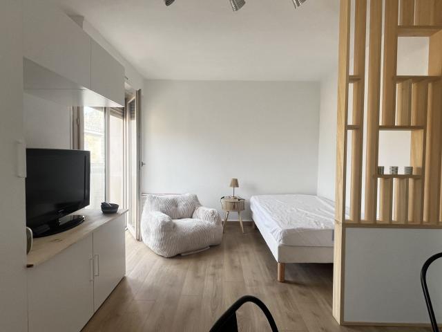 Studio meublé avec balcon
