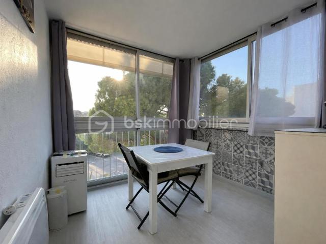 Studio meublé avec loggia fermée et parking – Rive Gauche – À 250 m de la plage