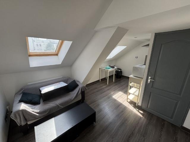 STUDIO MEUBLÉ AVEC MEZZANINE SITUÉ EN CENTRE VILLE