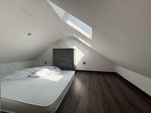STUDIO MEUBLÉ AVEC MEZZANINE SITUÉ EN CENTRE VILLE